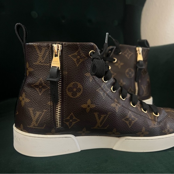 Louis Vuitton leather sneakers
EU 38 - Picture 3 of 7
